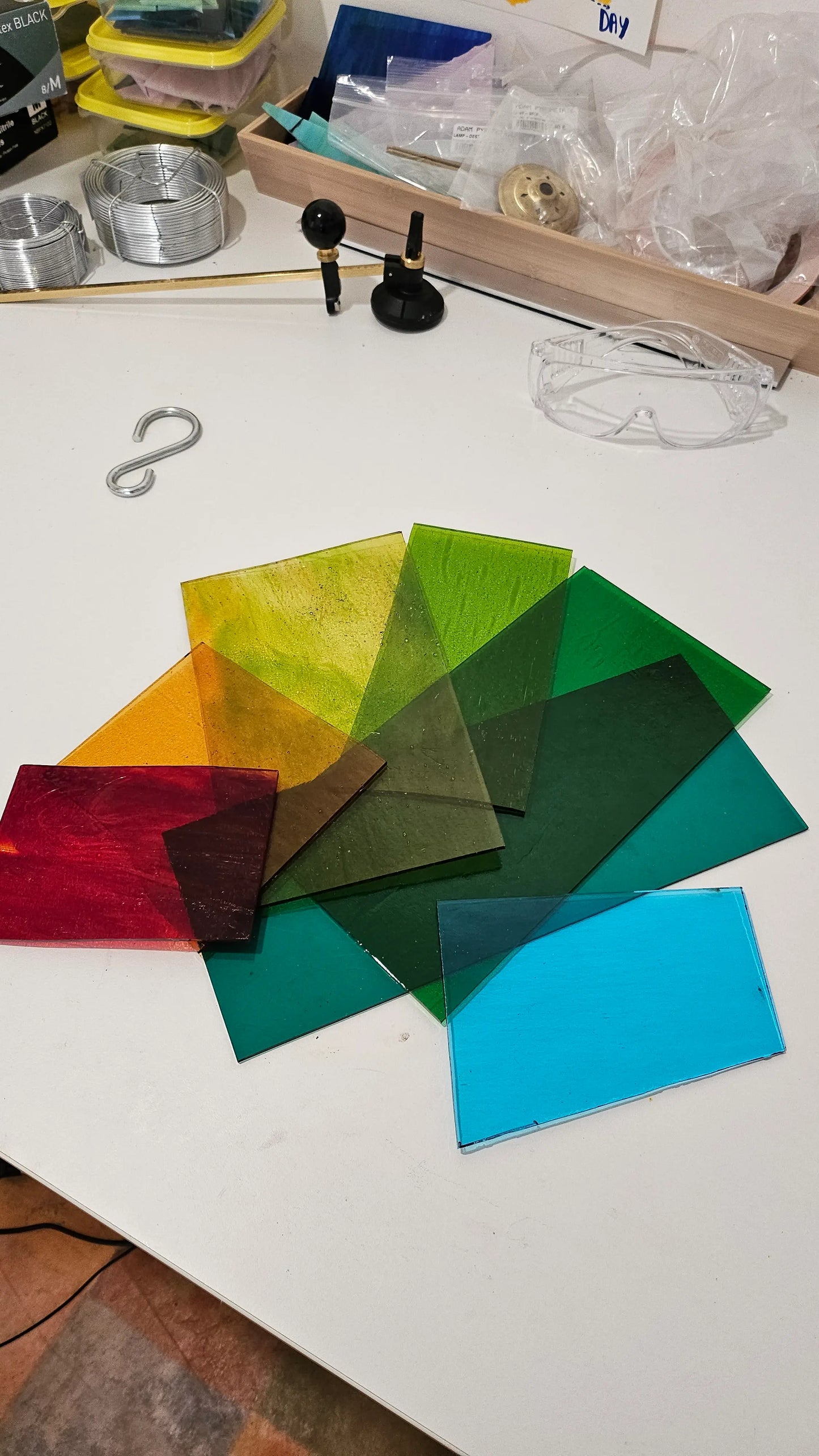 Matériel utilisé pour les ateliers d’initiation au vitrail à Grenoble : verre coloré.
Tools used during the stained glass workshops in Grenoble: colored glass.