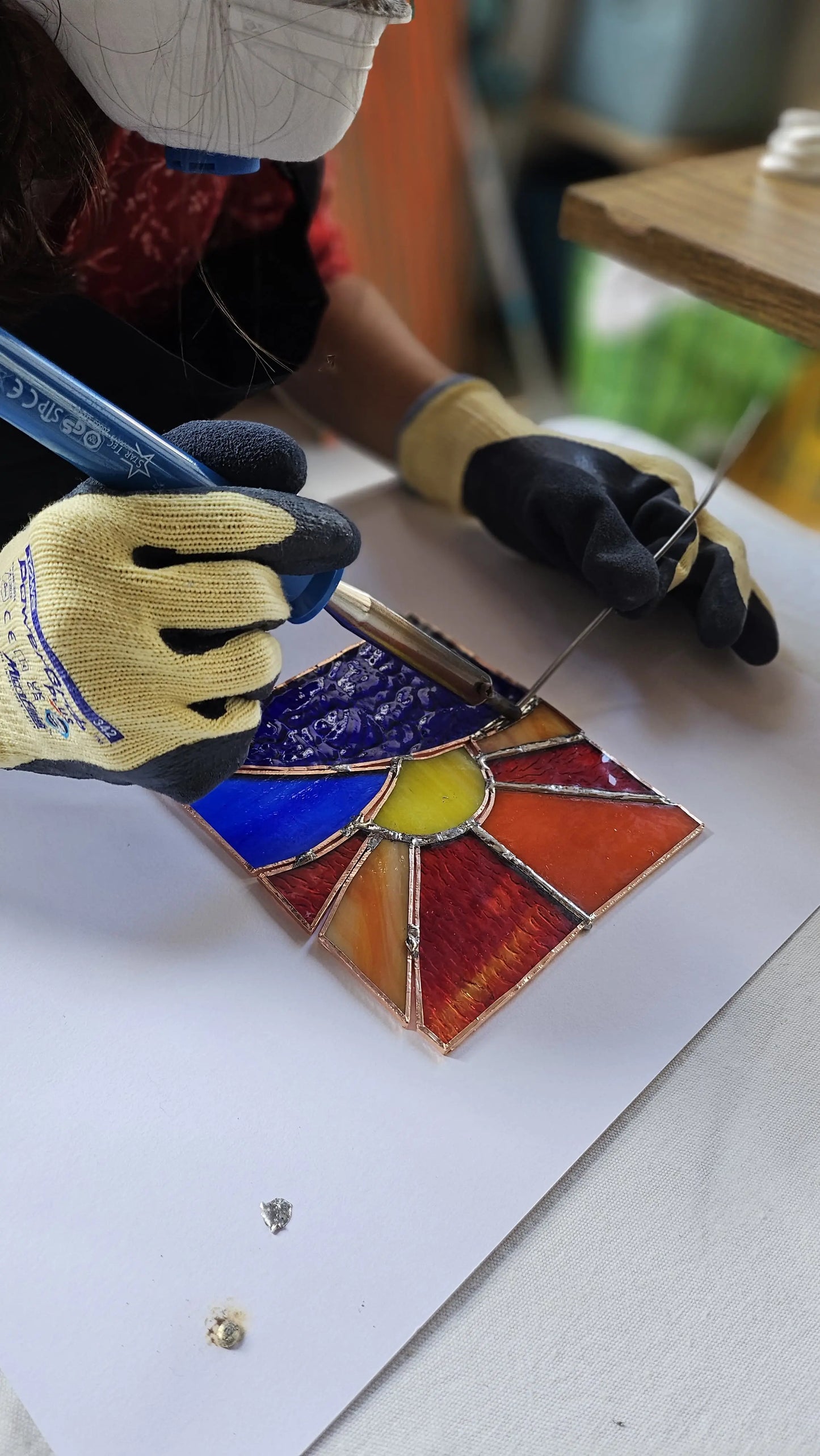 étape de la soudure d'un vitrail lors d'un atelier d'initiation à grenoble