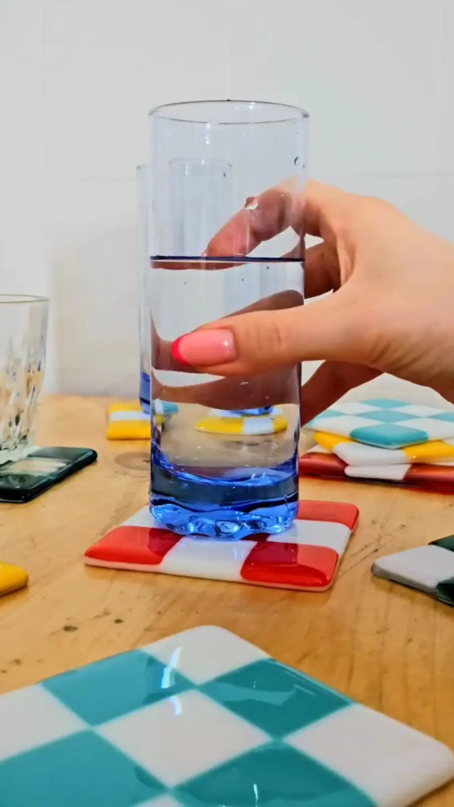 Handmade fused glass coasters with a checkered pattern, perfect for adding color to your table.
Dessous de verre artisanaux en verre fusionné fusing avec un motif de carreaux, parfaits pour ajouter de la couleur à votre table.