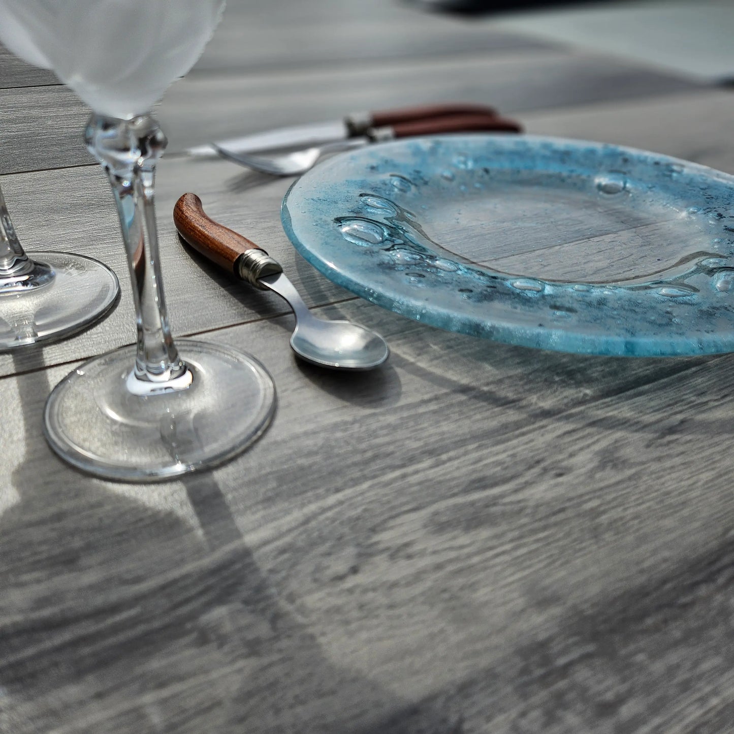 Fused glass plate with a unique bubble pattern, created using copper oxide for a distinctive table decoration.
Assiette en verre fusionné fusing avec un motif unique de bulles, créé à partir de l'oxyde de cuivre pour une décoration de table originale.