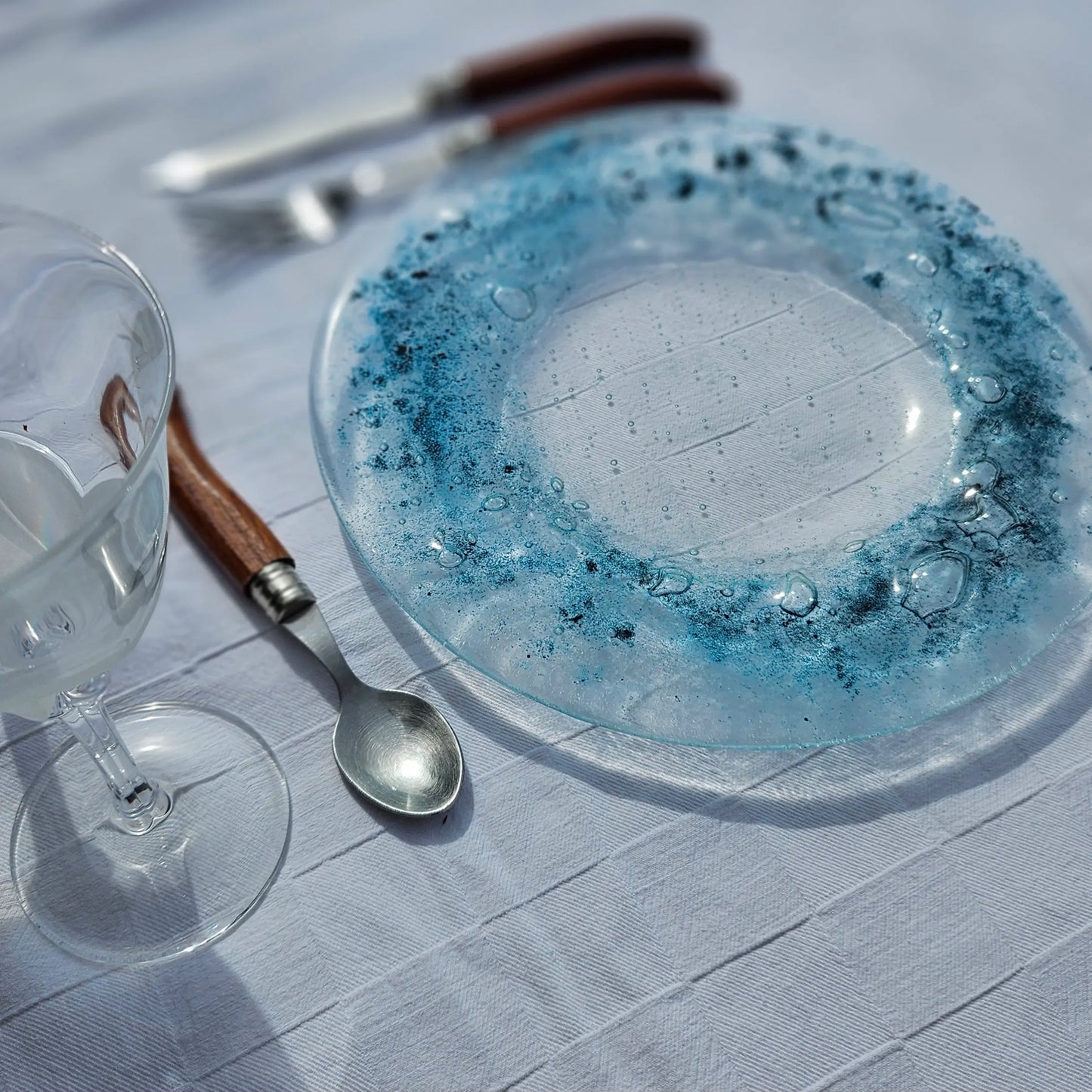 Fused glass tableware with a original bubble pattern, for a unique table experience.