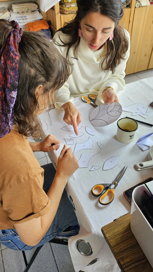 découpe des patrons des pièces de verre lors d'un atelier d'initiation au vitrail tiffany à grenbole