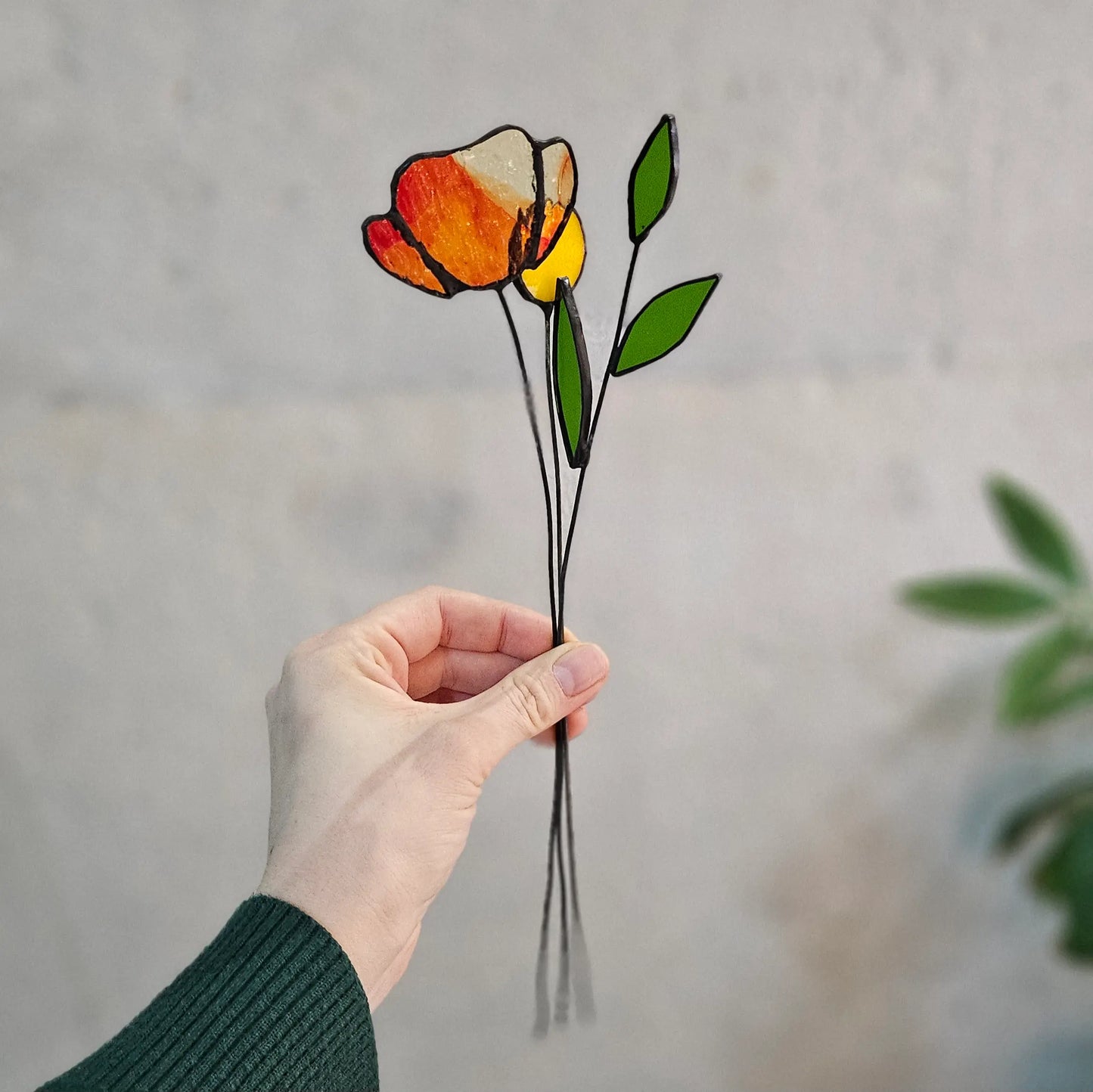 Handmade stained glass flowers created with colorful glass to bring a floral and radiant touch to your home.
Fleurs en vitrail faites main, créées avec du verre coloré pour apporter une touche florale et lumineuse à votre intérieur.