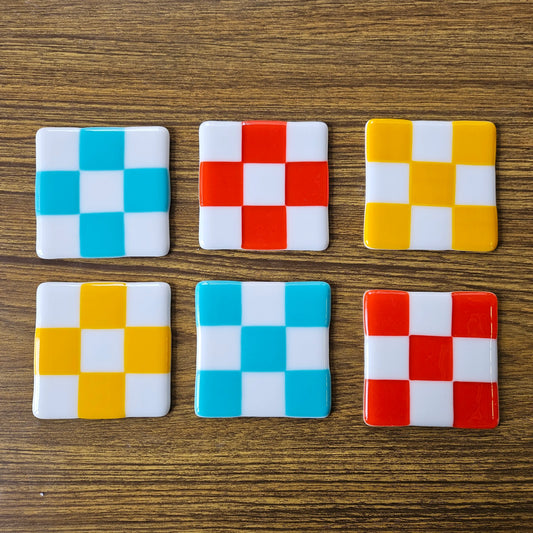 Complete set of fused glass coasters with multicolored checkered designs. A handmade, modern touch to elevate your table decor.
Ensemble complet de dessous de verre en verre fusionné avec motifs à carreaux multicolores. Un design fait main qui apporte une touche moderne et originale à votre décoration de table.