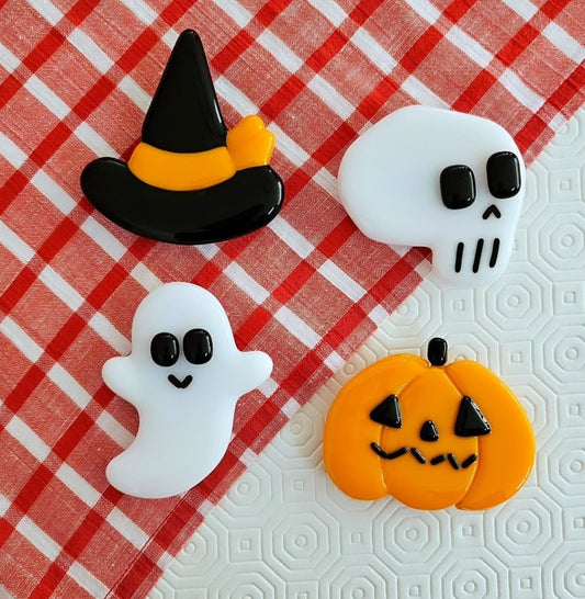 Handmade fused glass Halloween magnets – pumpkin, ghost, skull, and witch hat side by side.
Magnets d’Halloween faits main en verre fusionné – citrouille, fantôme, crâne et chapeau de sorcière côte à côte.