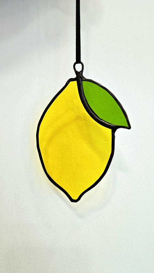 Bright and colorful stained glass lemon suncatcher. Unique handmade décor to brighten your home.
Suspension en vitrail en forme de citron, faite main. Décoration lumineuse et unique pour intérieur.