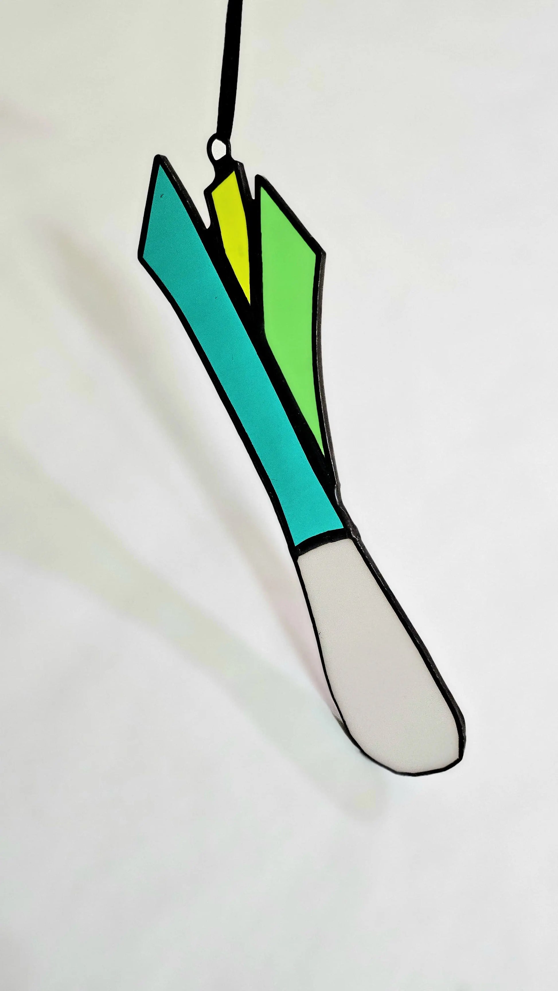 Stained glass leek with white and green glass, hanging ornament
Suspension en verre représentant un poireau, verre blanc et vert