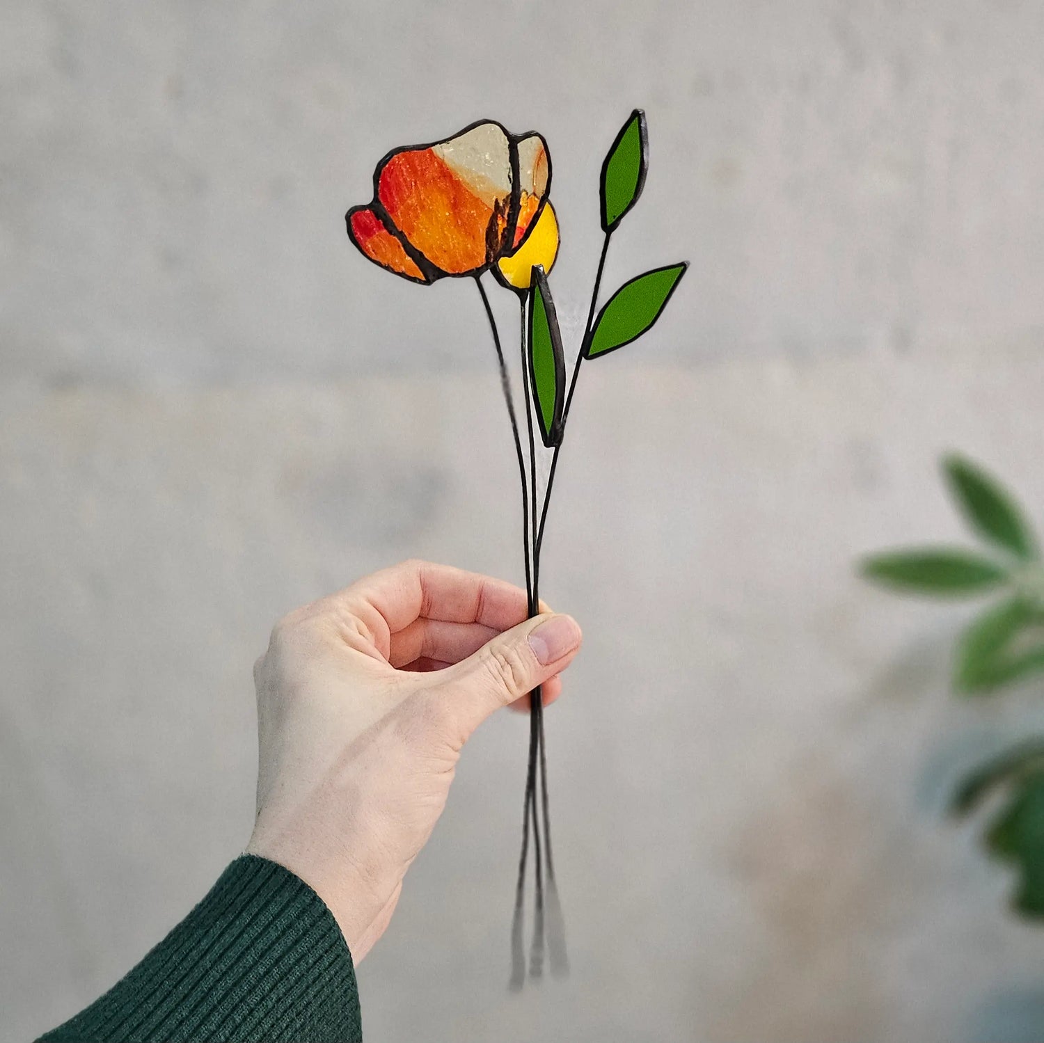 Handmade stained glass flowers created with colorful glass to bring a floral and radiant touch to your home.

Fleurs en vitrail faites main, créées avec du verre coloré pour apporter une touche florale et lumineuse à votre intérieur.