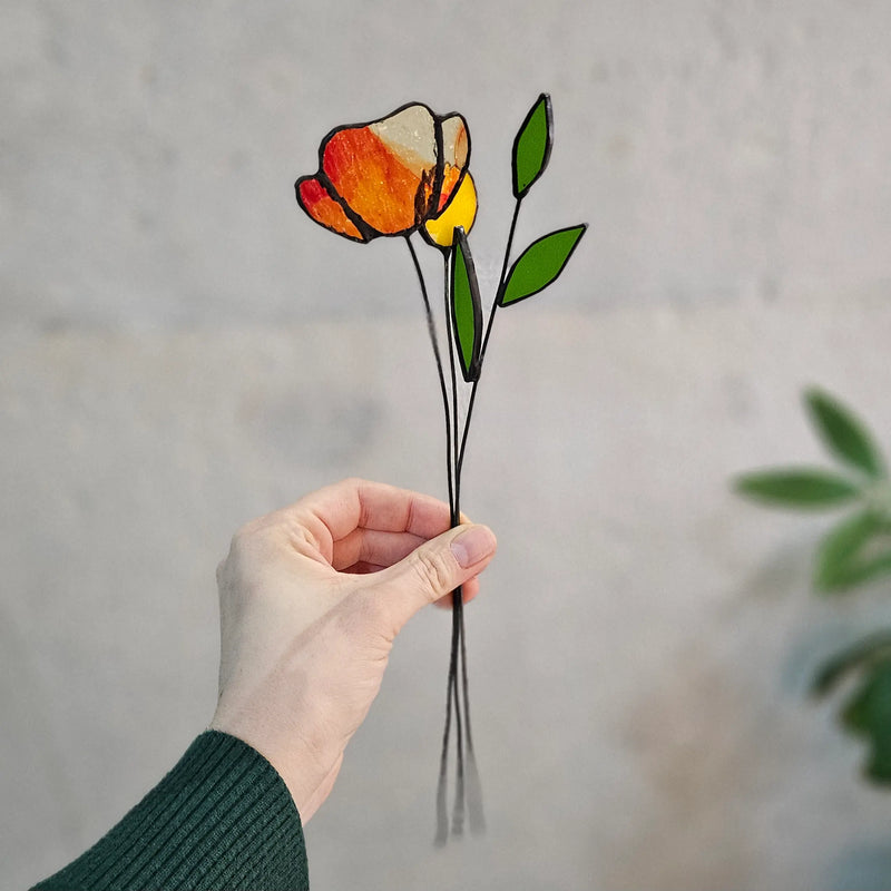 Handmade stained glass flowers created with colorful glass to bring a floral and radiant touch to your home.

Fleurs en vitrail faites main, créées avec du verre coloré pour apporter une touche florale et lumineuse à votre intérieur.
